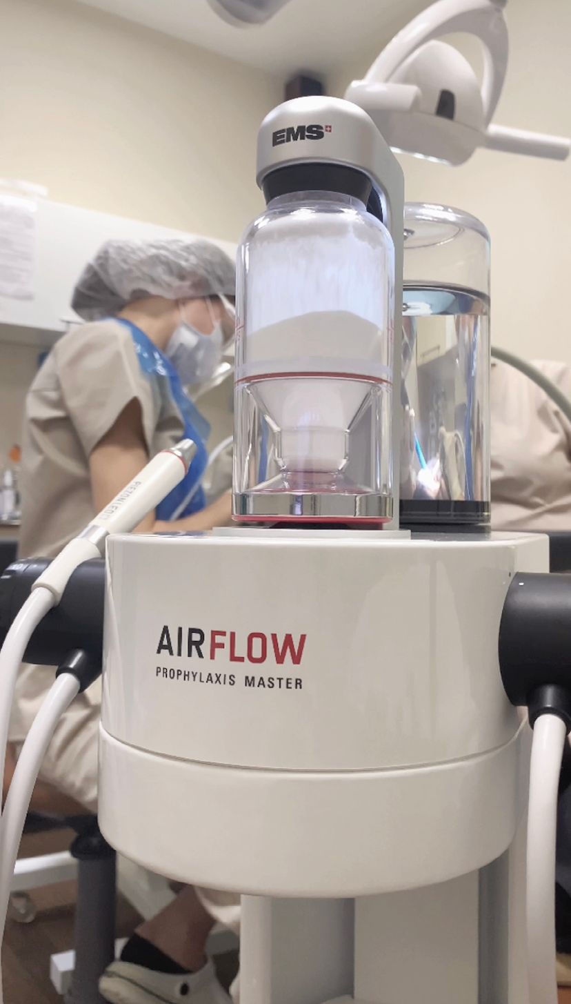 Аппарат EMS AIRFLOW Prophylaxis Master в кабинете гигиены